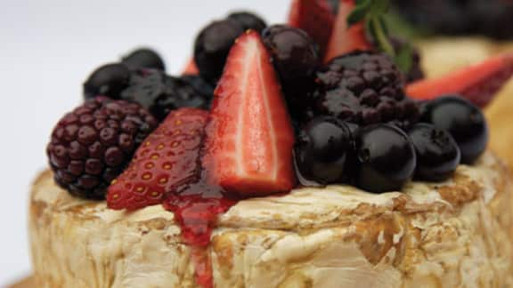 fromage brie sur planche de cèdre accompagné de petits fruits frais