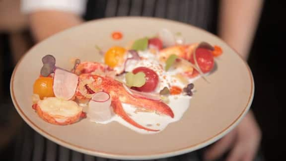 homard fumé, babeurre, tomates et épinette