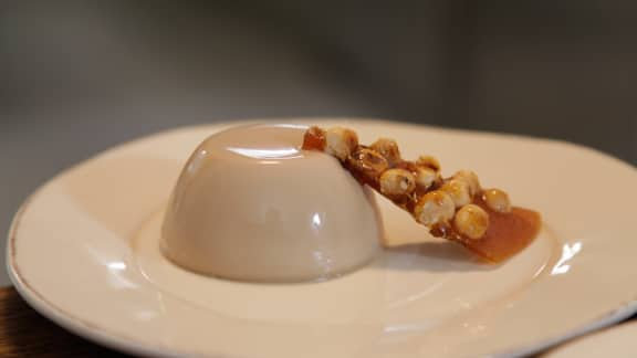 panna cotta à l'espresso et croquant cannelle-noisette