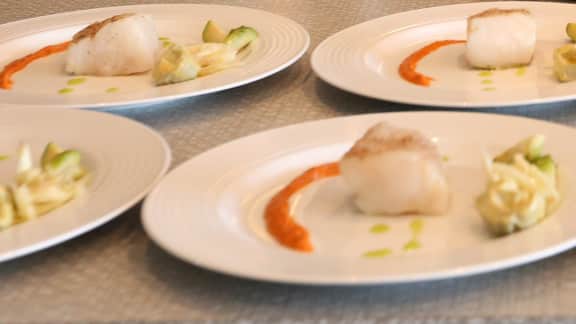 colin poché à l’huile d’olive, sauce romesco, fenouil, artichauts et choux de Bruxelles en vinaigrette