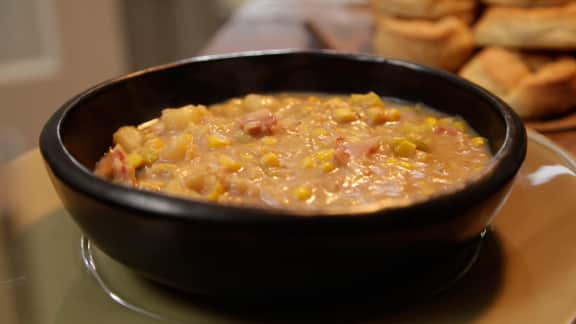 potage de maïs, de pommes de terre et de lard fumé