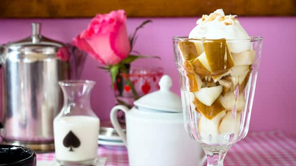 verrine de poires et crème fouettée au miel et nougat espagnol