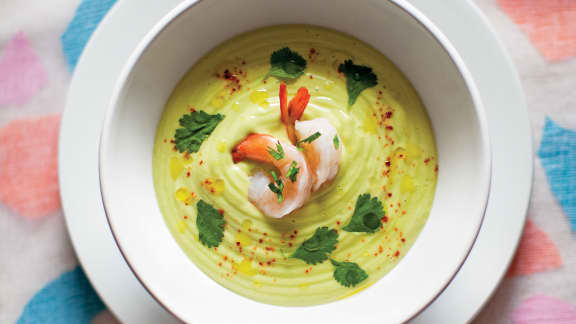 soupe froide aux avocats, aux crevettes et au piment d'Espelette