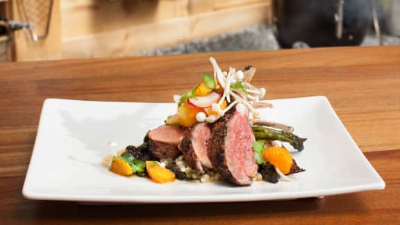 carrés d’agneau rôtis sur planche de cèdre, salade d’agrumes et pesto de chou frisé et pistaches