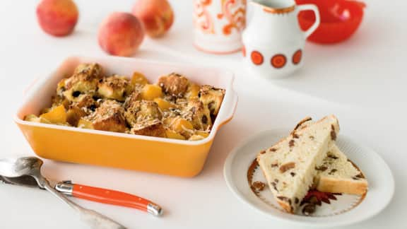 strata de pain aux raisins, pêches melba et noix de coco à la muscade