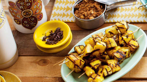 ananas grillé et crumble de noix et chocolat