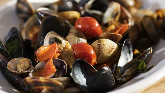 moules grillées et linguiça à l'ail et au vin