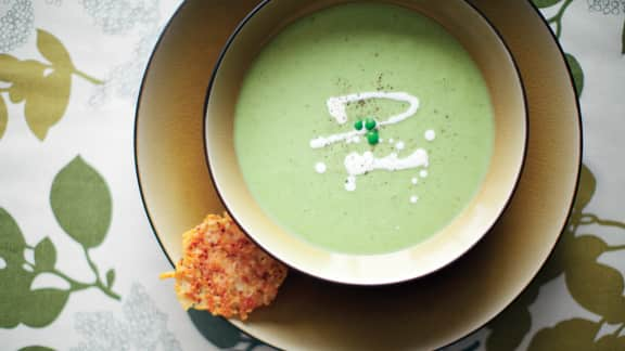 velouté glacé aux pois verts et chips de parmesan piquant