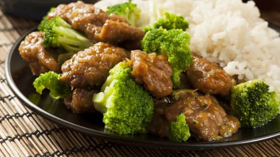 sauté de boeuf aigre-doux à l'orientale avec brocoli sur lit de riz