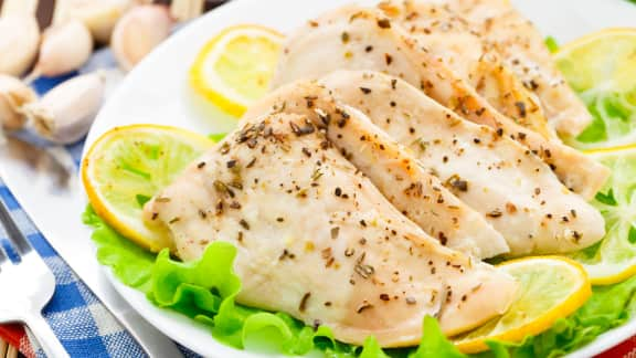 Recette - Blancs de poulet à l'ail et au citron en vidéo 