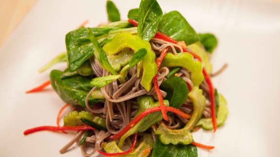 Salade froide de nouilles de sarrasin et de mâche