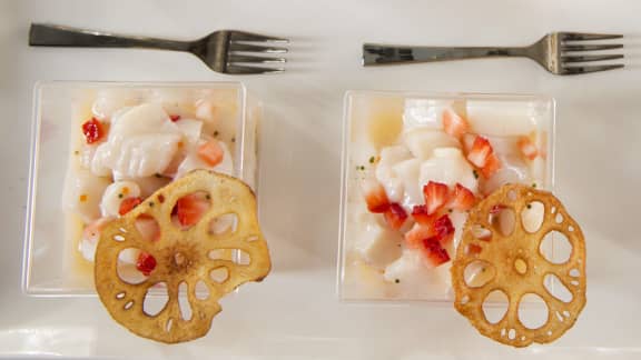 Ceviche de pétoncles et chips de lotus