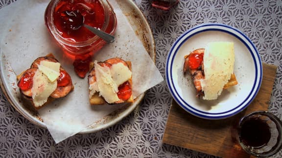 Toasts à la gelée de pomme et au manchego