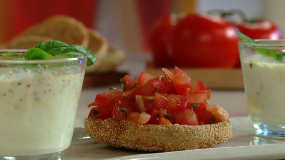 Oeuf en cocotte à la tomate et au basilic