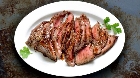 Bavette marinée aux pommes et aux échalotes