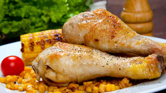 Cuisses de poulet et rondelles de maïs style cajun