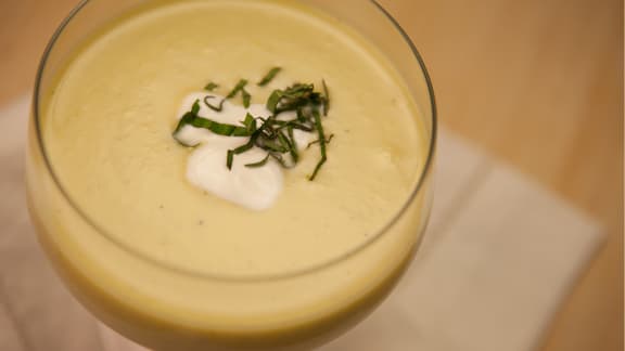 Soupe froide au babeurre aux pommes et aux pêches