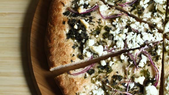 Pizza à l'ail, au féta et aux herbes fraîches