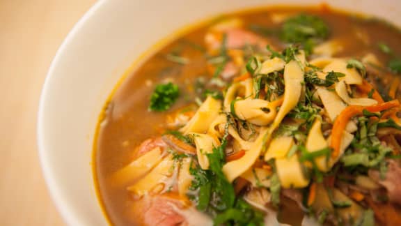 Soupe-repas aux légumes garnie d'œufs