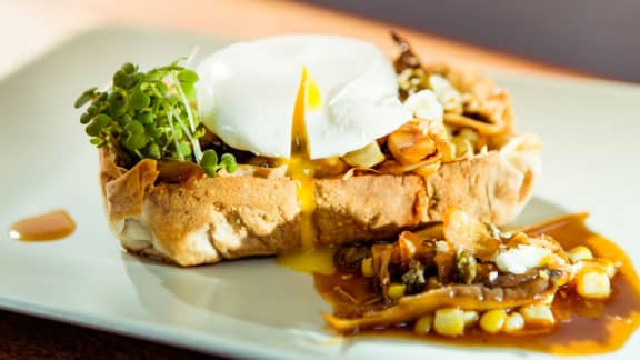 Vol-au-vent léger au ragoût de champignons et son œuf poché