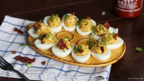 Oeufs farcis épicés au bacon