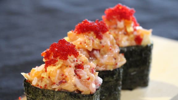 Gunkan au tartare de saumon, aux fraises et aux chips