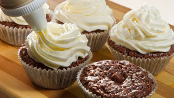 Un Dessert De Cupcake Au Chocolat Indulgent Avec Une Garniture De