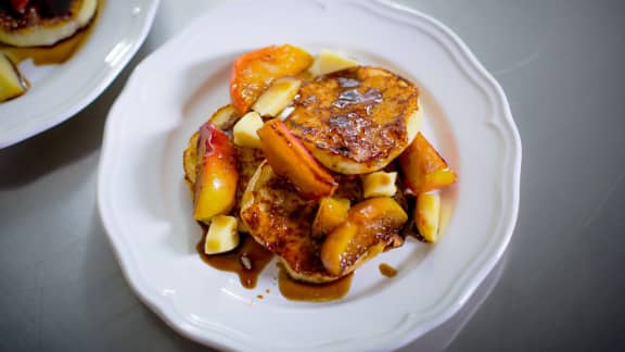 Mini crêpes, fromage fumé, pommes et sirop d'érable à la bière noire