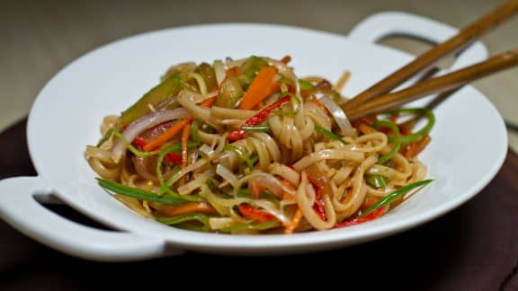 Nouilles et légumes sautés au miso d’orge