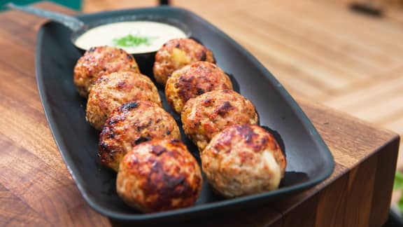 Boulettes de veau et porc sur le BBQ avec aïoli à la moutarde