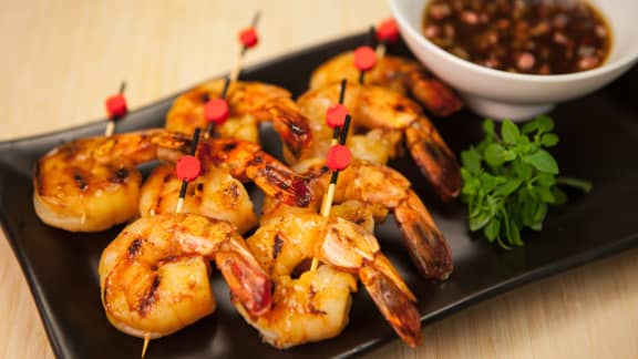 Brochettes de crevettes sauce pimentée aux arachides