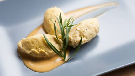 Quenelles de tilapia pochées au bouillon d’anis et pamplemousse