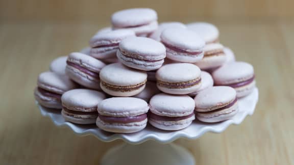 Macarons au chocolat blanc et aux framboises