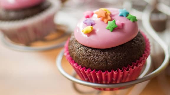 Valentin cupcakes avec glaçage de couleur rose et blanc et le