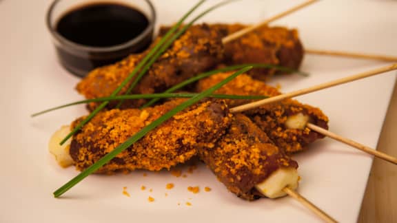 Brochettes de boeuf enrobées de croustilles au gratin