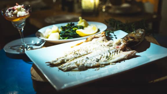 Poisson grillé au charbon de bois