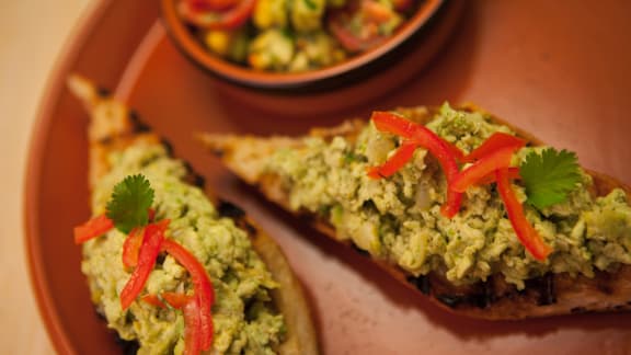 Oeufs brouillés à l’avocat sur baguette grillée