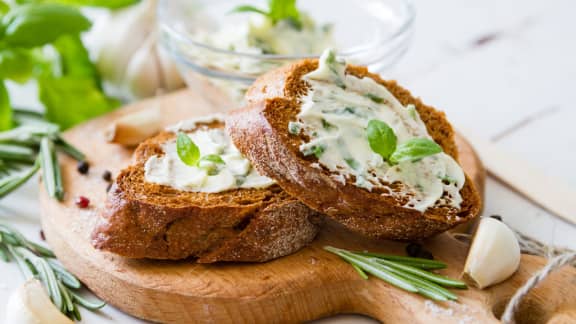 Pain grillé au beurre aux fines herbes et à l'ail