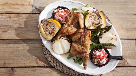 Poulet de Cornouailles grillé avec salade d’asperges et courge poivrée farcie au chèvre et à l’ail noir