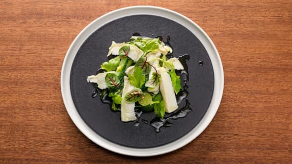 Salade de fromage de chèvre, concombre, raisins verts et feuilles de céleri