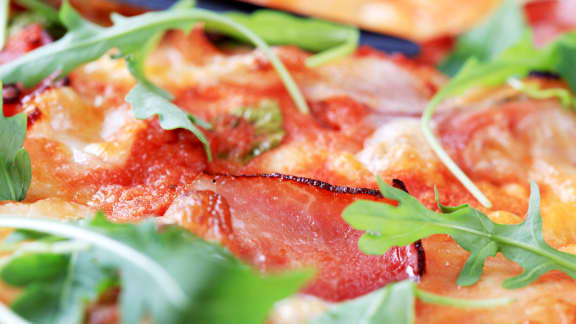Pizza au prosciutto et à la roquette
