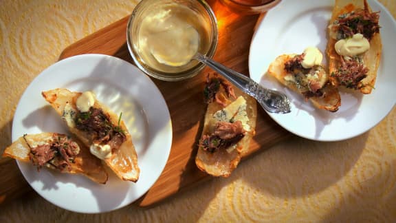 Joues de boeuf, fromage bleu et oignon frit
