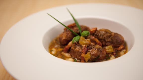 Joues de porc braisées au vin blanc et aux lardons