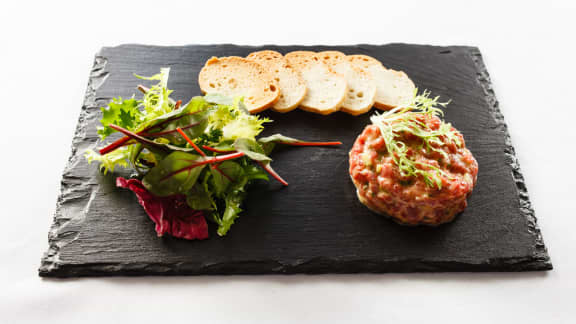 Tartare de boeuf aux bleuets et basilic
