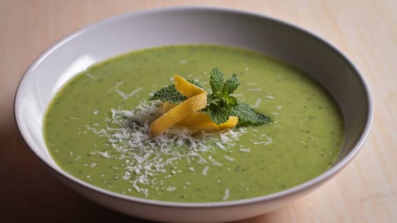 Soupe froide aux petits pois et à la menthe
