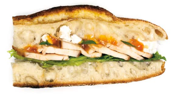 Sandwich grillé au poulet, abricots et feta