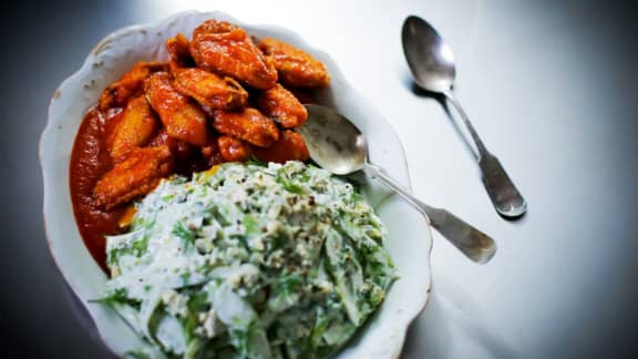 Vendredi : Ailes de poulet épicées style bloody mary et salade de céleri, vinaigrette au bleu