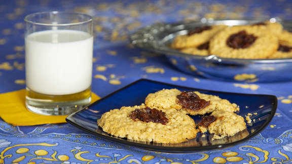 Galettes à l'avoine garnie de confiture de raisins et dattes