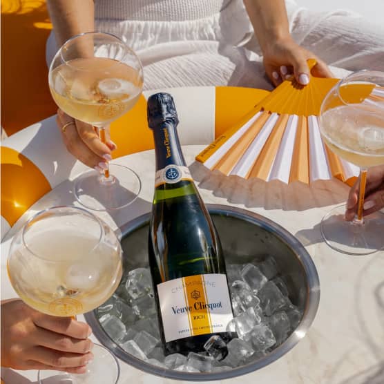 Voici où savourer le champagne dans une ambiance aussi chic qu’en France