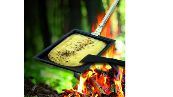 Raclette party en vue ? Voici 5 astuces magiques pour enlever les odeurs